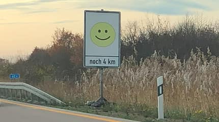 Smiley-Schild an der Autobahn