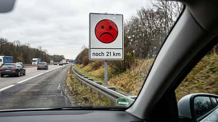 Smiley-Schild an der Autobahn