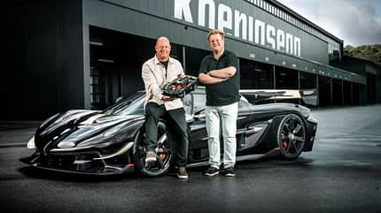 Christian Koenigsegg (links), Kasper Rene Hansen, Senior Modelldesigner der LEGO Gruppe (rechts), Koenigsegg Sadair's Spear, 1:1-Modell, Lego, Goodwood 2026, 06/2026 1:1-Lego-Modell des Koenigsegg Sadair's Spear