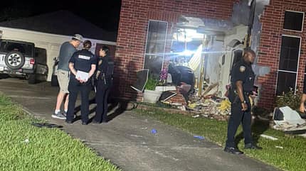 Tesla Model 3, Unfall, Haus, Texas, 06/2026 Tesla Model 3 kracht in Haus in Texas