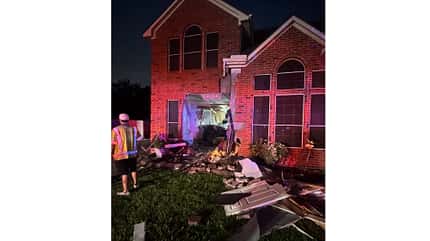 Tesla Model 3, Unfall, Haus, Texas, 06/2026 Tesla Model 3 kracht in Haus in Texas