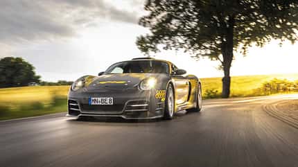 Ruf 8Zylinder Prototyp, Ruf-Sportwagen, 8-Zylinder-Mittelmotor, Prototyp, Sportwagen, Straßenfahrt, Automobilbau, Fahrdynamik, 2024 Ruf 8Zylinder Prototyp fährt auf einer Landstraße, dynamische Frontansicht bei Sonnenuntergang.