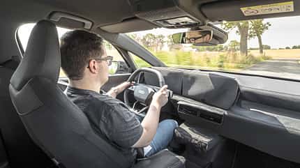 Audi A2 e-tron, Erlkönig, Prototypen-Innenraum, Elektroauto, Audi, Kompaktklasse, Lenkrad, Cockpit, Testfahrt, Fahrer Innenaufnahme eines Audi A2 e-tron Erlkönig mit Fahrer am Steuer, getarnter Prototypen-Innenraum.