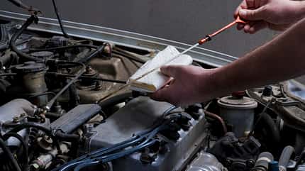 Nach einer langen Standzeit kann ein Ölwechsel nötig sein.