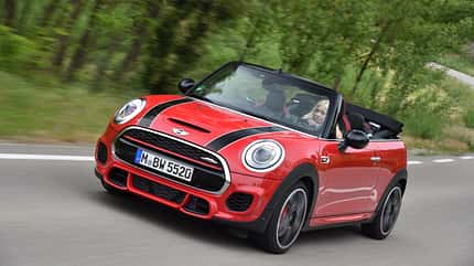 JCW Cabrio seitlich vorne fahrend JCW Cabrio seitlich vorne fahrend