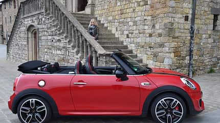 JCW Cabrio seitlich stehend Verdeck offen JCW Cabrio seitlich stehend Verdeck offen