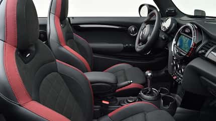 JCW Cabrio vorne seitlich stehend offen JCW Cabrio vorne seitlich stehend offen