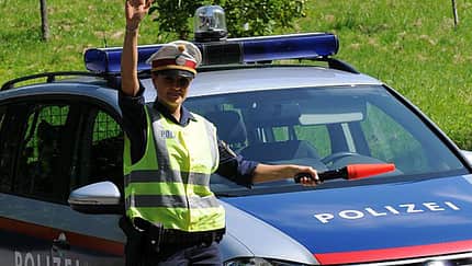 Front-Blitzer in Österreich Nicht alle Fotos machen eine Freude, besonders bei zu schnellem Fahren. Seit geraumer Zeit wird in Österreich mit Frontradar geblitzt. Rund 45 Geräte befinden sich landesweit bereits im Einsatz.