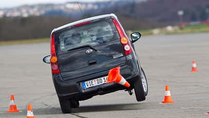 Wann kippen Autos um?