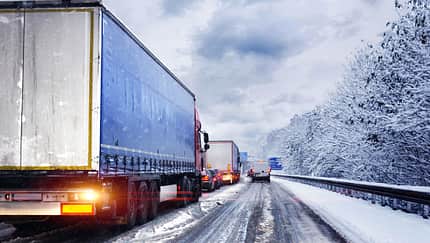 Schnee Winter Straße Autobahn Lkw