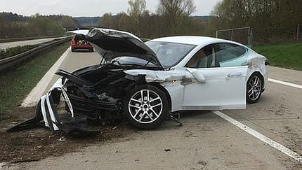 UB Unfall Tesla E-Auto