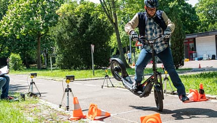 E-Scooter Elektro Tretroller Test Vergleich BMW X2 City Metz Moover Xiaomi M365 Moovi Ninebot ES2