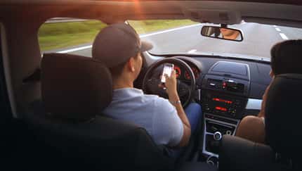 Handy Smartphone am Steuer Unfall Risiko Gefahr