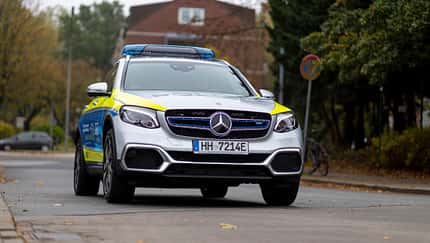 Polizei Hamburg: Auf Streife mit der Brennstoffzelle von Mercedes-Benz: Polizeipräsident Ralf Martin Meyer übernimmt den weltweit ersten Funkstreifenwagen mit Brennstoffzelle- und Batterieantrieb von Mercedes-Benz.

