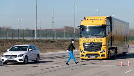 Daimler Trucks: Rekordjahr 2018 mit Höchstwerten bei Absatz, Um,Events,Sicherheit,Unternehmen,Mercedes-Benz,Standorte,Technik,Sonderthemen,Daimler Global MediaSite,Daimler Trucks Jahrespressegespräch 2019,2019,Fotos,Pressemappen nach Jahren,Actros,Mercedes-Benz Trucks Safety Dialogue 2019,Mercedes-Benz Trucks: Die Starken schützen die Schwachen: Merce,LKW,Pressemitteilungen nach Jahren,Marken & Produkte,Gaggenau,Daimler Trucks,11 - 2019,02 - 2019 Daimler Trucks – Presentation at the EVZ in Wörth, February 2019
Daimler Trucks – Presentation at the EVZ in Wörth, February 2019