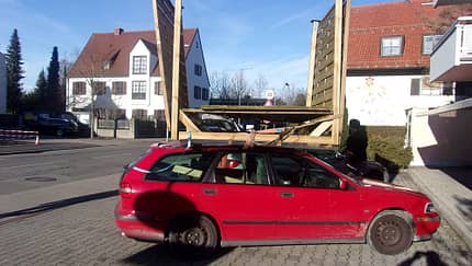 01/2020, Volvo V40 mit Carport auf dem Dach