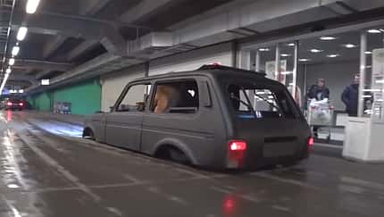 Lada Niva tiefergelegt Iling Show Russland