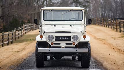 1965er Toyota FJ45 Land Cruiser mit V8-Motor