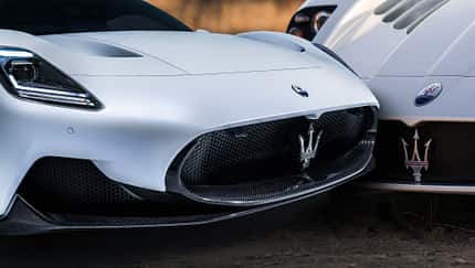 Maserati MC20 MC12 neues Logo Schriftzug Vergleich