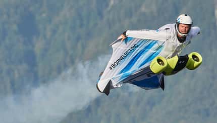 Elektro Wingsuit Peter Salzmann BMW