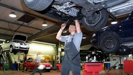 Nachtschicht in der Autowerkstatt