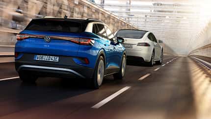 VW ID.4 Jagd Tesla Model S Collage