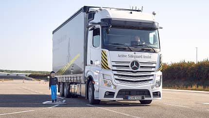 Daimler Abbiegeassistent Notbremsassistent Lkw