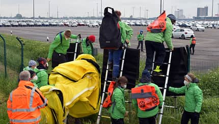 Greenpeace klaut VW-Schlüssel in Emden