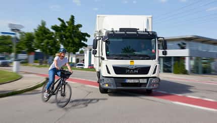 ADAC Lkw-Abbiegeasisstenten Test