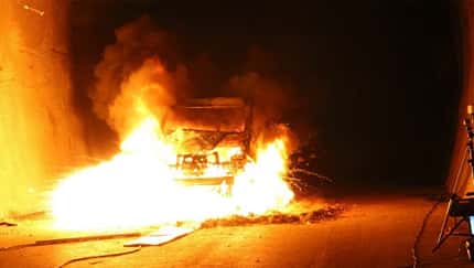 Vollbrand Fahrzeug und Batterie