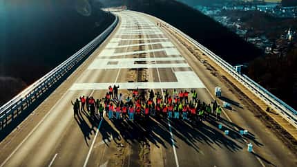A45 Rahmedetalbrücke Mural Art — Lasst uns Brücken bauen