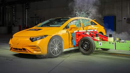 Crashtest Mercedes EQS Seitenaufprall
