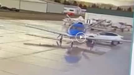 Tesla rammt Flugzeug, 04/2022 Tesla rammt Flugzeug