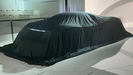 Porsche Mission X unter Tuch