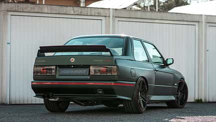 BMW E30 M3 von hinten vor Garagen