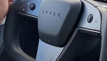 Telsa-Yoke-Lenkrad mit Pralltopf-Hubknopf