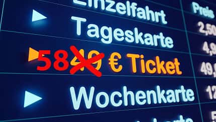 Deutschlandticket 49-Euro-Ticket Anzeige Bahnhof Ticketautomat Symbolbild