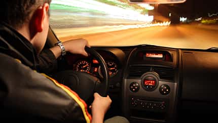 Männlicher Raser Innenstadt Nacht Illegales Autorennen