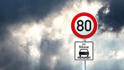 Verkehrsschild Tempolimit "bei Nässe"