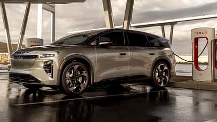 Lucid Gravity am Tesla Supercharger