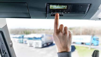 VDO Fahrtenschreiber im Fahrerhaus mit Hand