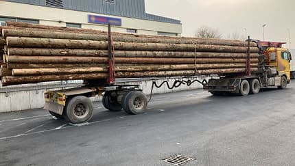Überladener Holz-Lkw