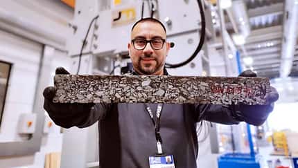 Dr. Jose Norambuena-Contreras präsentiert den selbstheilenden Asphalt.