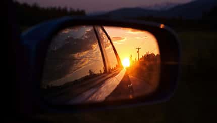 Mann nimmt Sonnenbad auf dem Standstreifen