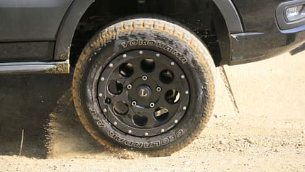 Offroad-Fahrtraining: Reifen drehen durch und wirbeln Staub auf