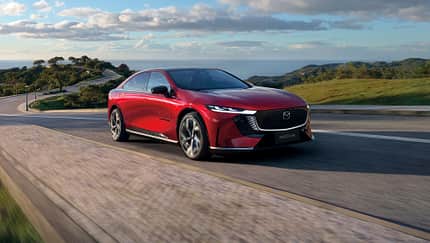 Mazda6e EV in der hochwertigen TAKUMI PLUS Ausstattung in der Farbe Soul Red Crystal 