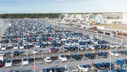 04/2025 Tesla Ladepark Gigafactory Grünheide Parkplatz