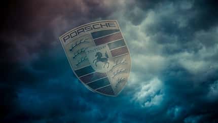 Porsche Logo dunkle Wolken
