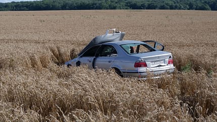 Schrottauto im Feld