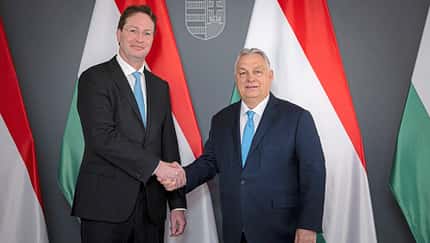 Ola Källenius Viktor Orban Handshake Ungarn